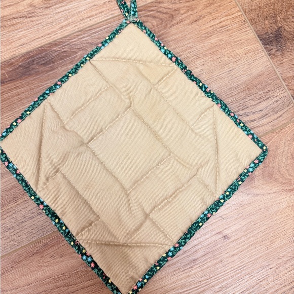 Floral Patchwork Quilted Pot Holder - Picture 3 of 3